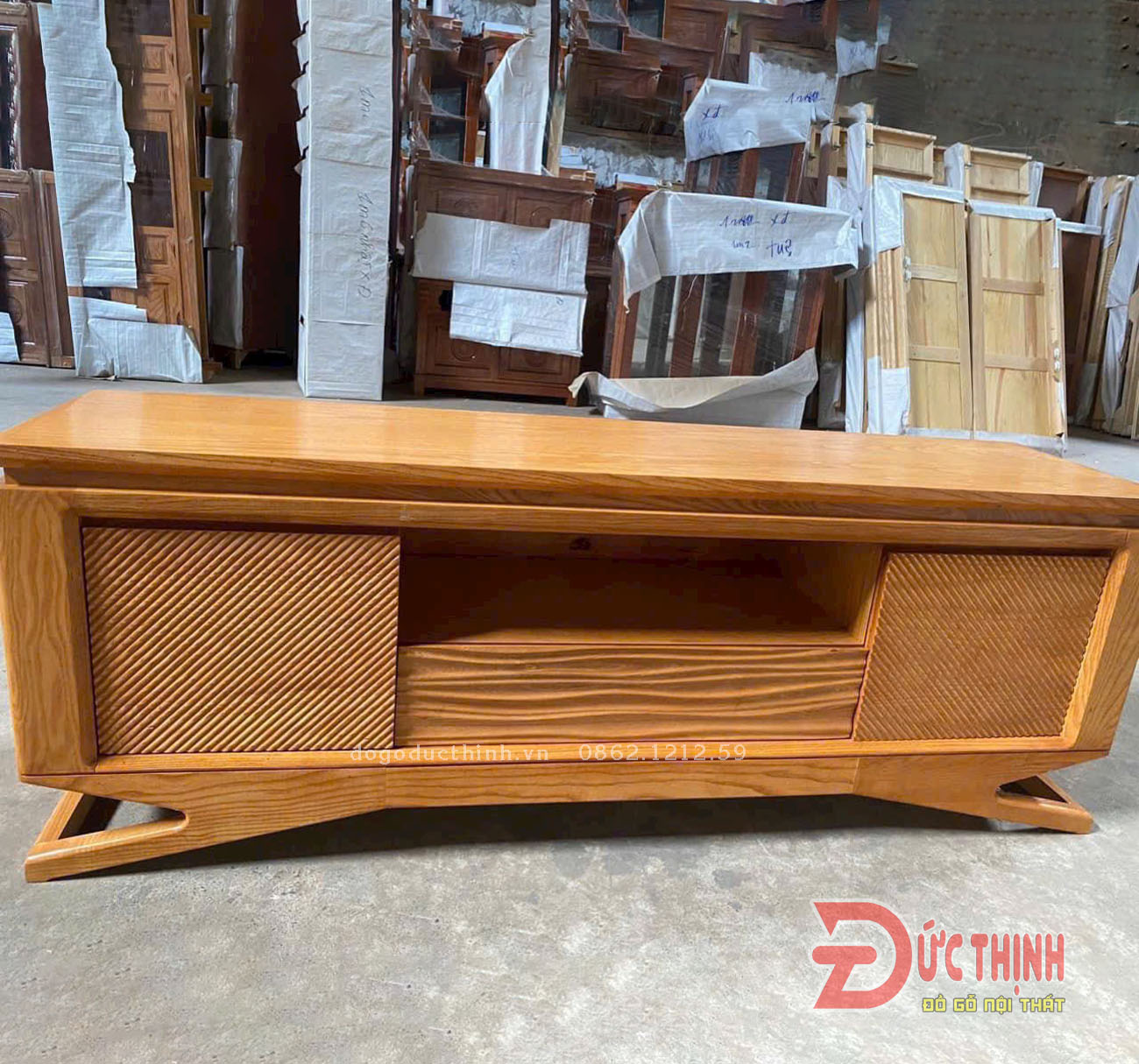 Kệ tivi gỗ sồi Nga mẫu chân thuyền