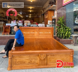 giuong-ngu-go-do-mau-quat-vat-phan-vip