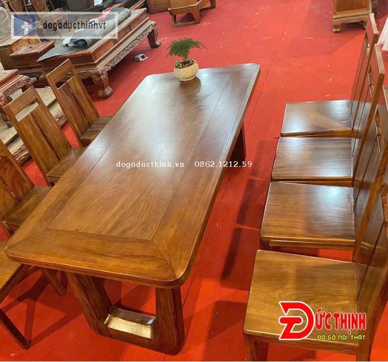 Bàn ăn gỗ đỏ chân chữ U - ghế mẫu trơn khoét lỗ cách điệu