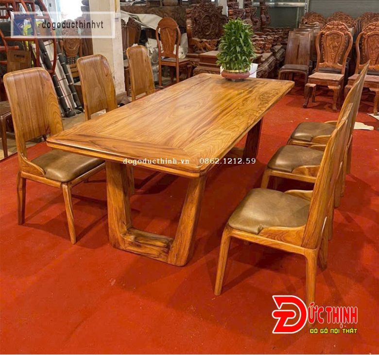 Bàn ăn gỗ đỏ chân chữ U - ghế mẫu tựa trơn cong - đệm da bò