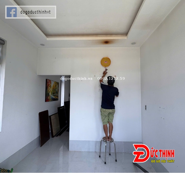 Bảng giá thi công vách phòng thờ gỗ đỏ tự nhiên mới nhất 2026